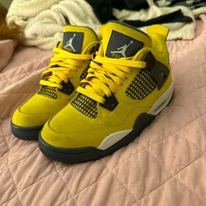 yellow jordan 4